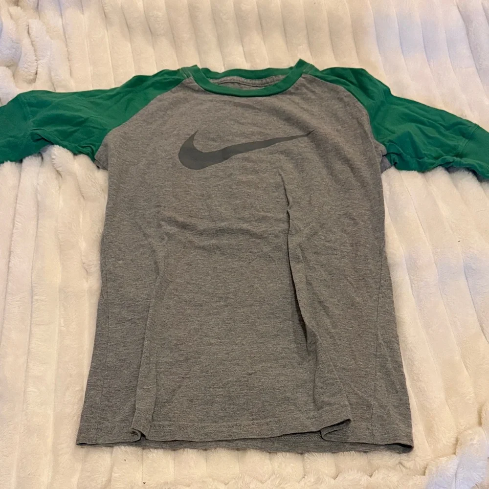 Nike Gray and Green Baseball Tee - Picture 2 of 5
